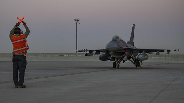 Un F-16 Fighting Falcon durante un entrenamiento en la base aérea de Al Udeid, Catar - Sputnik Mundo