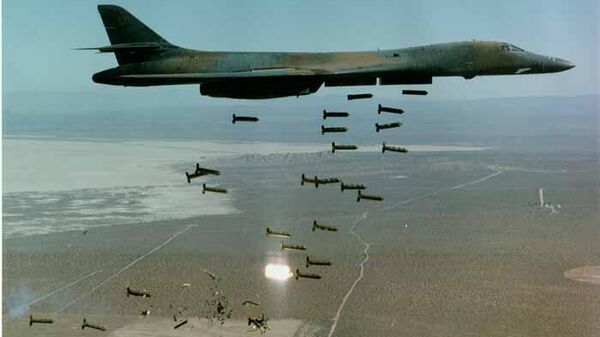 Un bombardero estratégico Rockwell B-1B Lancer lanzando bombas de racimo - Sputnik Mundo