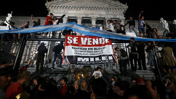 Protestas en el Congreso argentino en contra de las políticas del presidente Javier Milei (archivo) - Sputnik Mundo