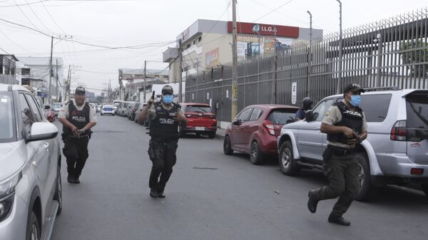 Policía de Ecuador ingresa a canal ocupado por delincuentes y detiene a varias personas - Sputnik Mundo