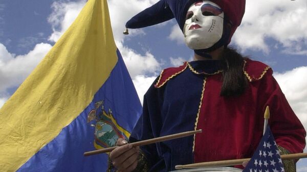 Un actor toca un tambor que tiene dos banderas de EEUU y una de Ecuador - Sputnik Mundo