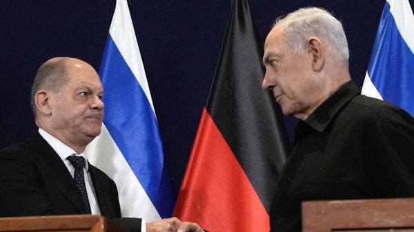 Olaf Scholz y Benjamín Netanyahu estrechan sus manos  - Sputnik Mundo
