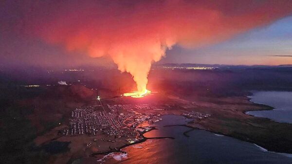 La erupción volcánica más fuerte de los últimos 50 años en Islandia - Sputnik Mundo