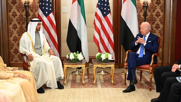 El presidente de EEUU, Joe Biden, y el presidente de los Emiratos Árabes Unidos, Sheikh Mohamed bin Zayed Al Nahyan, asisten a una reunión bilateral en un hotel de la ciudad costera saudí de Yedda, en el mar Rojo, el 16 de julio de 2022. - Sputnik Mundo