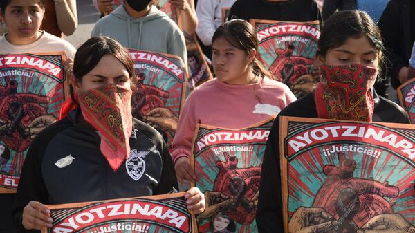 Protesta por estudiantes de Ayotzinapa  - Sputnik Mundo