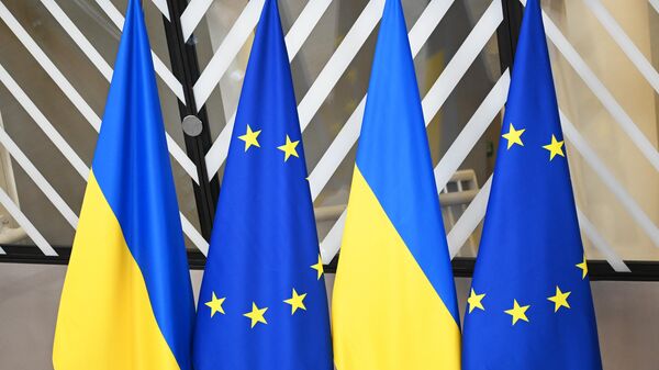 Banderas nacionales ucranianas y banderas con símbolos de la UE durante la cumbre de la Unión Europea en Bruselas - Sputnik Mundo
