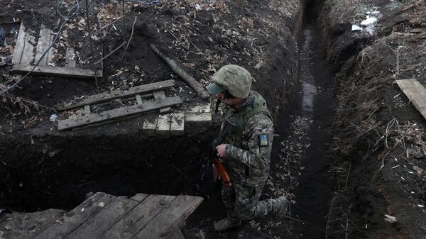 Un militar ucraniano en una trinchera en la región de Donetsk en enero de 2023 - Sputnik Mundo