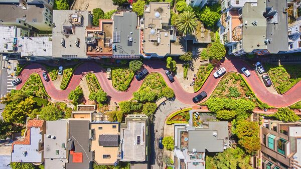 La serpenteante calle de ladrillo de Lombard Street en San Francisco - Sputnik Mundo