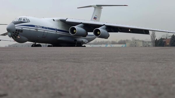 Un avión de transporte militar ruso Il-76 - Sputnik Mundo
