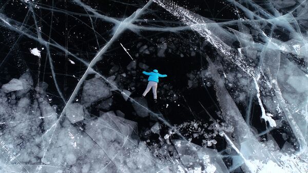Девушка на льду Енисея в Красноярском крае - Sputnik Mundo