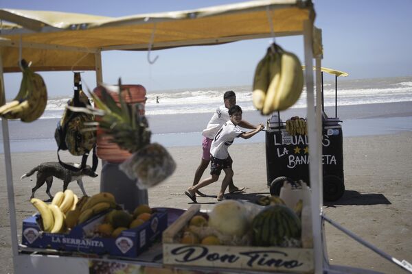 Vendedores en la playa de Las Toninas, Argentina. - Sputnik Mundo