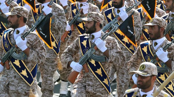 Soldados iraníes marchan durante el desfile militar anual que conmemora el aniversario del inicio de la devastadora guerra de 1980-1988 con el Irak de Sadam Husein, en la capital, Teherán, el 22 de septiembre de 2022 - Sputnik Mundo