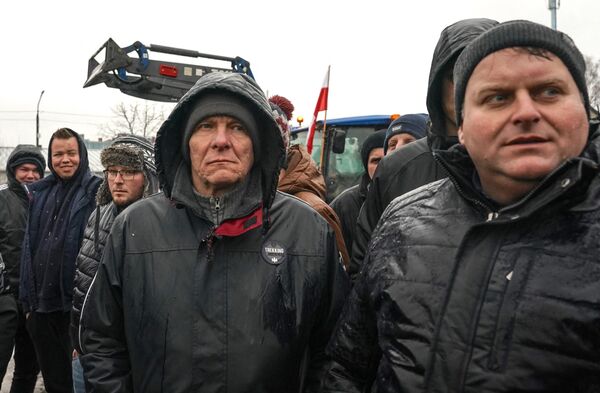 A finales de 2023, los camioneros polacos que exigían la anulación de la decisión de Bruselas de permitir a los camiones ucranianos entrar libremente en la UE bloquearon los puestos de control de la frontera con Ucrania. Pronto se les unieron los agricultores locales, descontentos con la entrada en Polonia de alimentos baratos procedentes del país vecino. En la foto: protestas de agricultores en Ryki, Polonia. - Sputnik Mundo