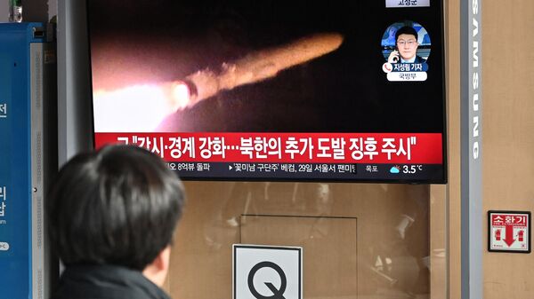 Un hombre observa una pantalla de televisión que muestra un noticiario con imágenes de archivo de una prueba de misiles norcoreana, el 28 de enero de 2024. Corea del Norte disparó varios misiles de crucero el 28 de enero  - Sputnik Mundo