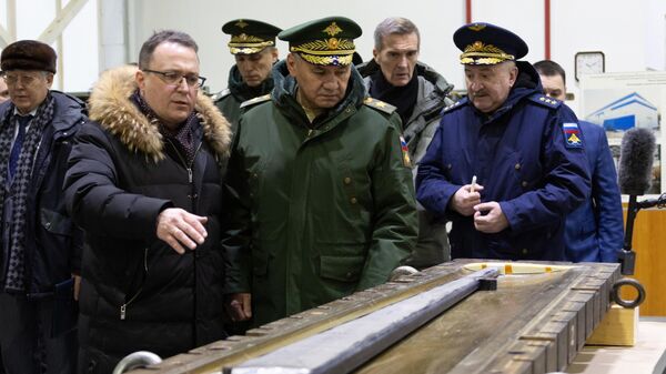 Serguéi Shoigú, ministro de Defensa ruso, inspeccionó la ejecución de la orden de defensa estatal en una empresa del complejo de defensa - Sputnik Mundo