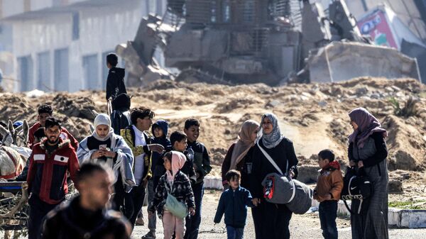 Palestinos desplazados de la Franja de Gaza por los bombardeos de Israel - Sputnik Mundo