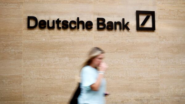 Un peatón pasa junto a un logotipo fuera de las oficinas del banco alemán Deutsche Bank en el centro de Londres el 8 de julio de 2019  - Sputnik Mundo