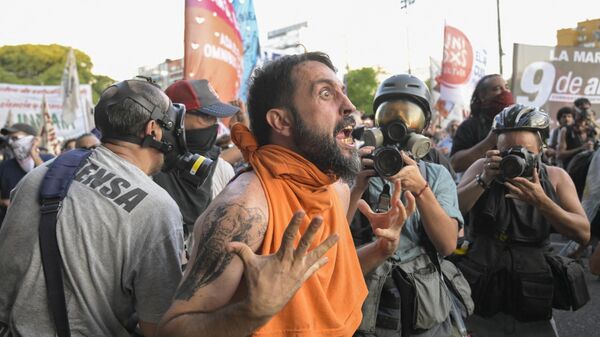 Un manifestante protesta frente al parlamento argentino en contra de la ley ómnibus - Sputnik Mundo