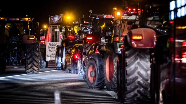 Agricultores belgas bloquean tráfico de camiones desde y hacia frontera con Países Bajos - Sputnik Mundo