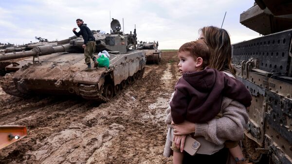 La esposa y el hijo de un soldado israelí visitan a su marido después de su regreso de una misión en territorio palestino, fronterizo con la Franja de Gaza. - Sputnik Mundo