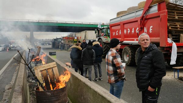 Agricultores franceses levantan el bloqueo de carreteras alrededor de París - Sputnik Mundo