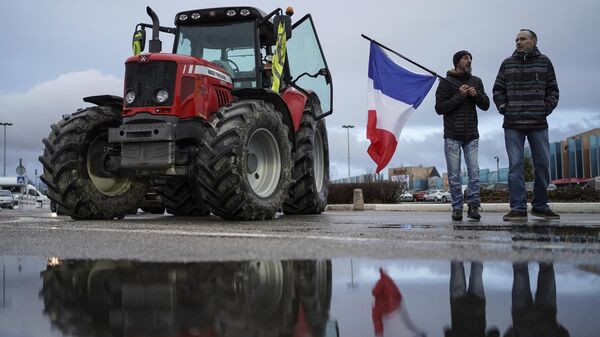 Manifestantes se preparan para salir hacia un convoy en Lyon, en el centro de Francia, el 11 de febrero, 2022 - Sputnik Mundo