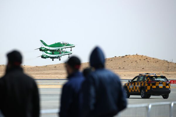 La exhibición está organizada por la Dirección General de Industrias Militares de Arabia Saudita.En la foto: aviones de entrenamiento de combate de la Real Fuerza Aérea Saudita participan en el programa de vuelo de la exposición. - Sputnik Mundo