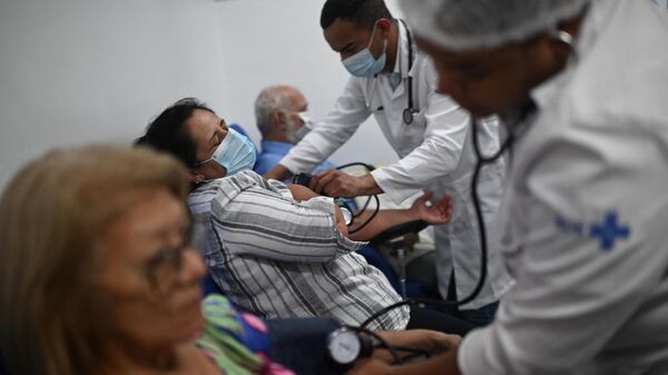 Pacientes reciben tratamiento para el dengue, en el Hospital Raphael de Paula Souza de Río de Janeiro, Brasil - Sputnik Mundo