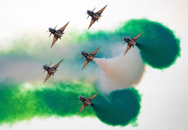 Una peculiaridad del equipo acrobático chino &#x27;1 de Agosto&#x27; es que cada uno de sus espectáculos va acompañado de humo de un nuevo color. En el programa aéreo de Riad, los pilotos chinos utilizaron a menudo humo de colores de la bandera nacional saudita. - Sputnik Mundo