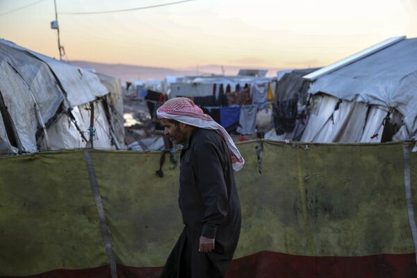 Unas 800.000 personas siguen viviendo en tiendas de campaña en el noroeste de Siria.En la foto: un campamento de tiendas de campaña para víctimas del sismo en la provincia siria de Idlib. - Sputnik Mundo
