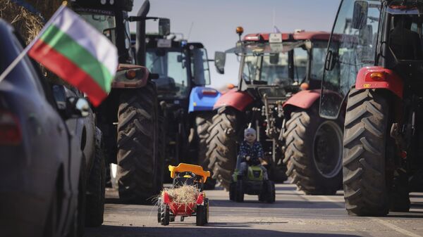 Agricultores búlgaros bloquean carreteras - Sputnik Mundo
