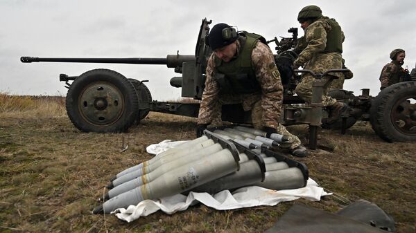 Militares ucranianos preparan munición de artillería el 11 de noviembre de 2023. - Sputnik Mundo