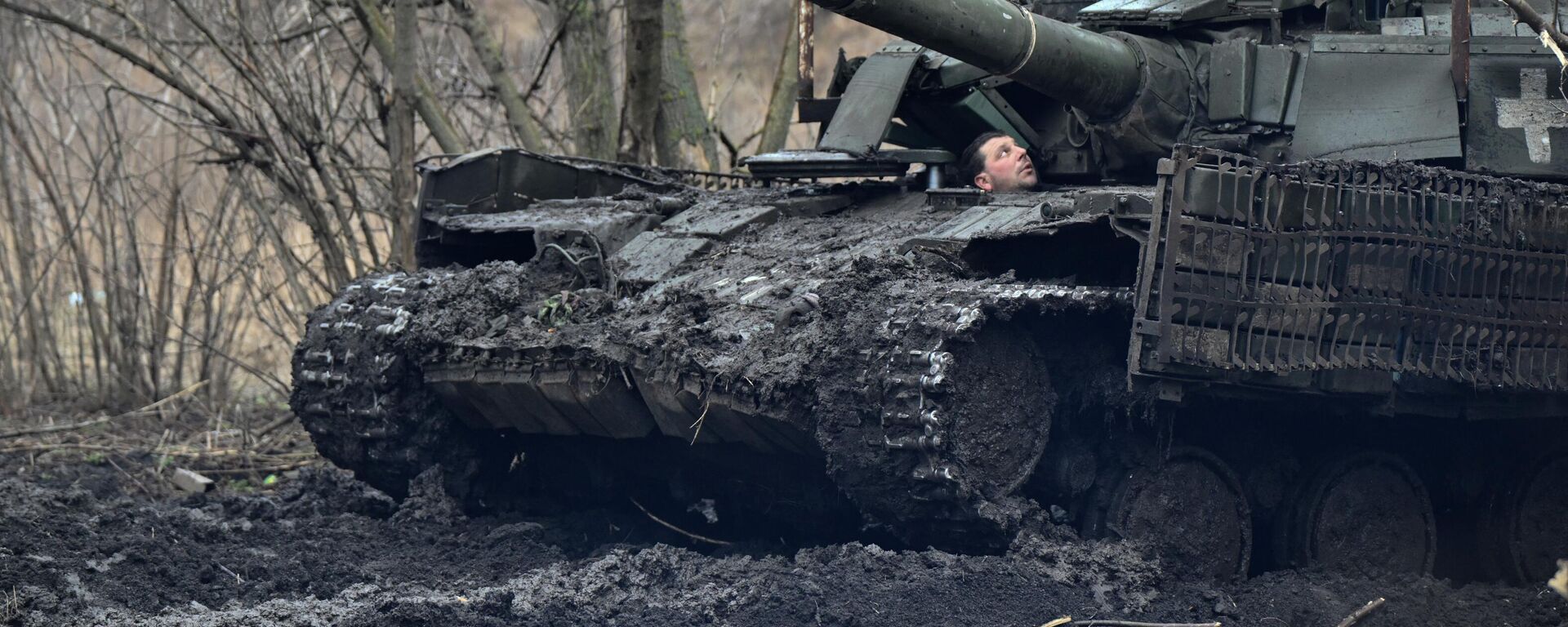 Militares ucranianos revisan su tanque después de un mantenimiento en la región de Donetsk, el 5 de febrero de 2024 - Sputnik Mundo, 1920, 08.02.2024