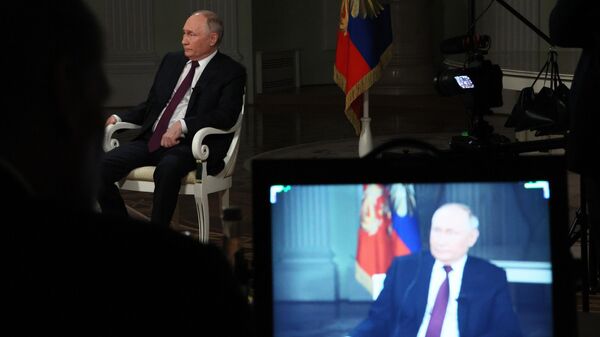 La entrevista del periodista Tucker Carlson al presidente ruso Vladímir Putin en el Kremlin - Sputnik Mundo