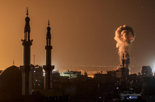 Humo sobre el lugar de un ataque israelí contra la ciudad de Rafah, en el sur de la Franja de Gaza. - Sputnik Mundo