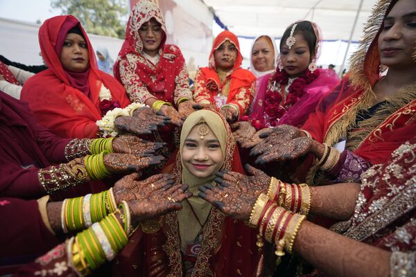 Novias en vestidos tradicionales durante una boda multitudinaria en Ahmedabad, India. - Sputnik Mundo