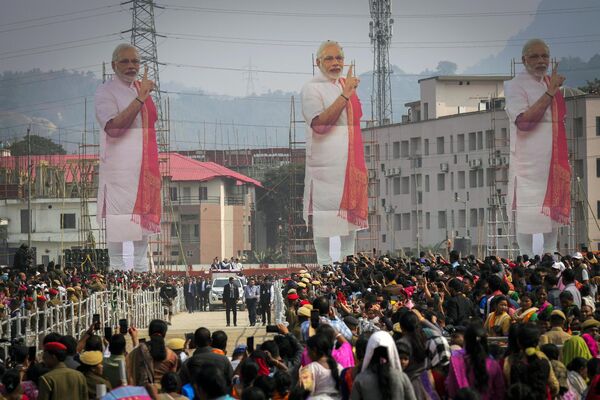 Imágenes gigantes del primer ministro indio Narendra Modi instaladas a lo largo de su ruta en un mitin en Guwahati, India. - Sputnik Mundo