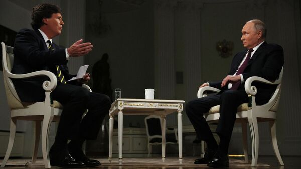 La entrevista que el presidente de Rusia, Vladímir Putin, concedió al famoso periodista estadounidense Tucker Carlson - Sputnik Mundo