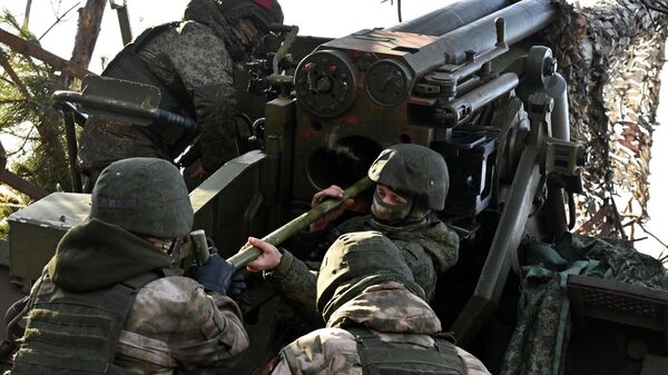 Militares de las Fuerzas Armadas rusas cargando el cañón autopropulsado 2S5 Giatsint-S de 152 mm. - Sputnik Mundo