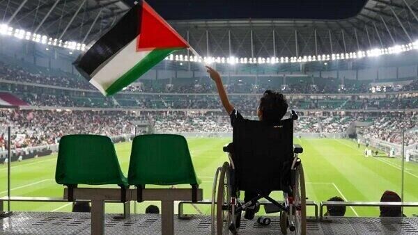 Un menor ondea la bandera palestina en un estadio de futbol. - Sputnik Mundo