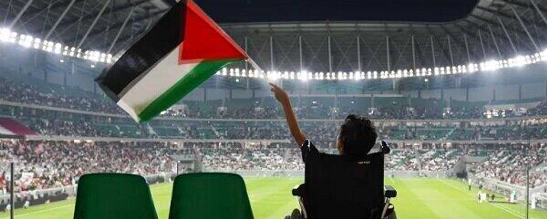 Un menor ondea la bandera palestina en un estadio de futbol. - Sputnik Mundo, 1920, 11.02.2024