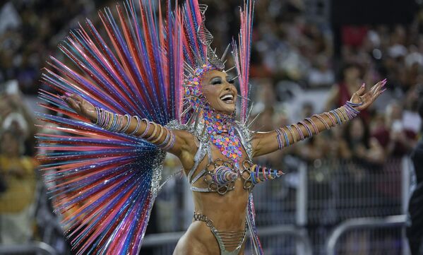 A finales de febrero, en pleno verano, Brasil acoge el famoso carnaval, un espectáculo de color que sorprenderá incuso al espectador más exigente.En la foto: la modelo y presentadora de televisión brasileña Sabrina Sato representando a la escuela de samba Gavioes da Fiel en el desfile de Sao Paulo. - Sputnik Mundo