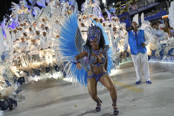 En 2024, el carnaval de Brasil se celebrará del 9 al 17 de febrero.En la foto: una representante de la escuela de samba Beija Flor durante el desfile en el Sambódromo de Río de Janeiro. - Sputnik Mundo