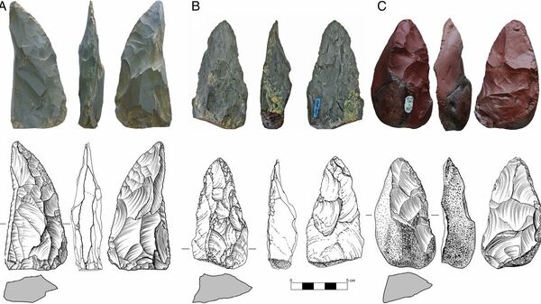 Stone artifacts from Chagyrskaya Cave, sublayer 6c/1. (A–C) Photographs, line drawings, and cross-sectional profiles of three plano-convex bifacial tools diagnostic of Micoquian Bocksteinmesser and Klausennischemesser types. (Scale bar, 5 cm.) - Sputnik Mundo