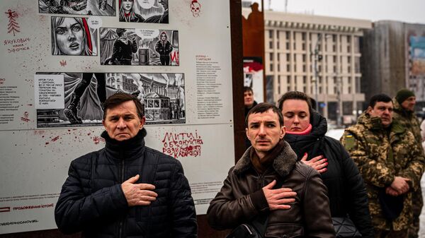 Ucranianos recuerdan a sus seres queridos que han muerto en batalla  - Sputnik Mundo