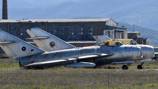 Cazas MiG-19 en la base aérea de Kucova, Albania - Sputnik Mundo