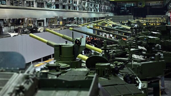 Tanques T-72 y T-90 en el taller de montaje mecánico de Uralvagonzavod - Sputnik Mundo