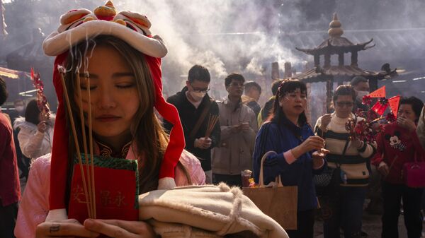 Los fieles ofrecen incienso en el templo Che Kung en Hong Kong, China. - Sputnik Mundo