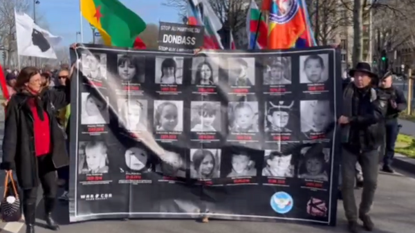 Una marcha en memoria de los niños víctimas de los ataques ucranianos en Donbás tiene lugar en París - Sputnik Mundo