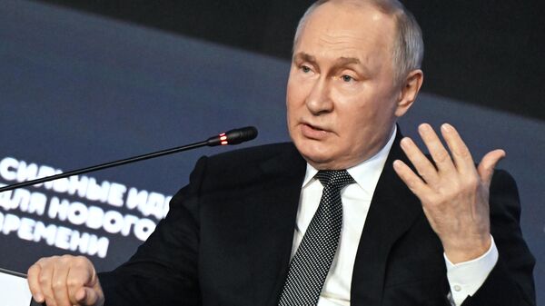 El presidente de Rusia, Vladímir Putin, durante su intervención en el foro 'Ideas Fuertes para los Tiempos Nuevos' - Sputnik Mundo